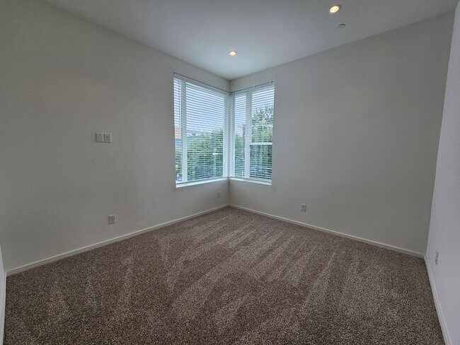 Building Photo - Minutes from Downtown, Uptown, Henderson, ...