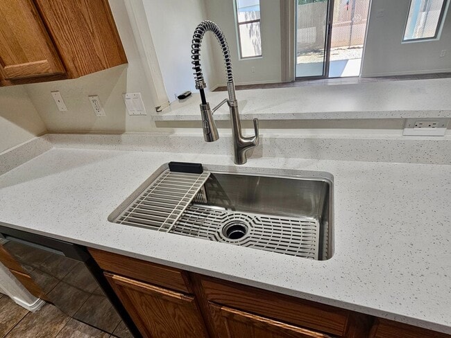 Building Photo - Beautiful remodeled 2 bed 2 bath home in P...