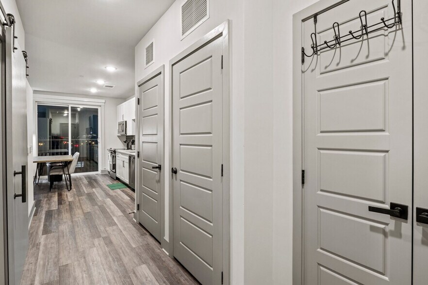 Building Photo - 2026 Clifton Ave