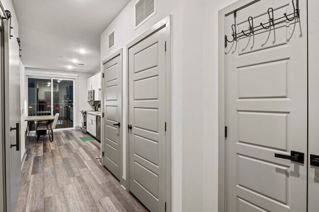 Building Photo - 2026 Clifton Ave
