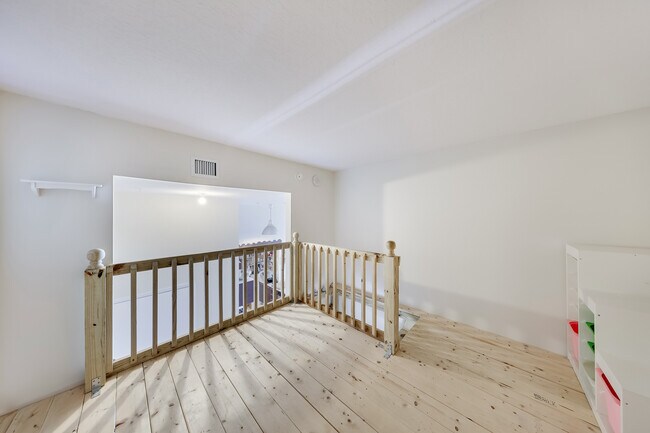 Building Photo - 1900 N Bayshore Dr