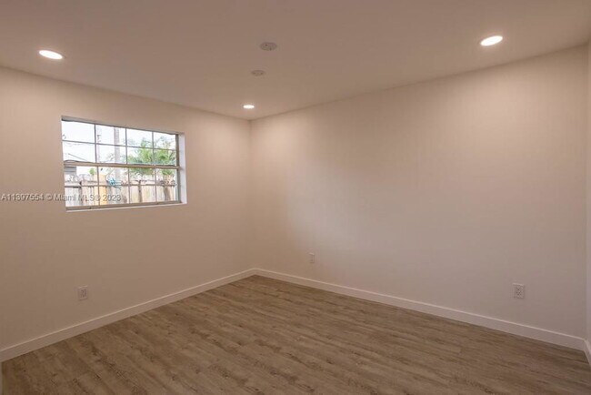 Building Photo - Hope Street, Hollywood, FL 33024 - 4 BR 2 BA Single-Family Home