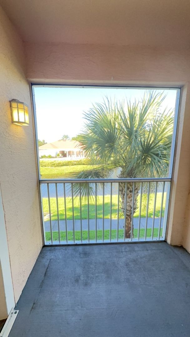 Building Photo - 3 BEDROOM 2 BATH 2 CAR GARAGE CONDO