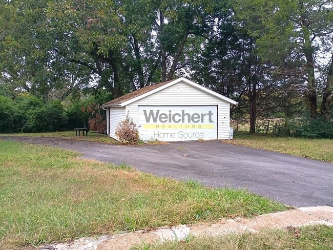 Building Photo - 3BR Home with Basement, Screened Porch & Garage