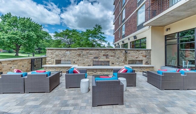 Building Photo - 2233 S Highland Ave