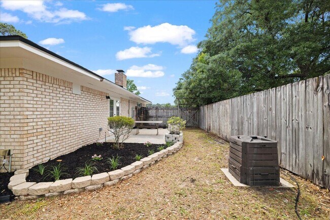 Building Photo - 403 Cheyenne Cir