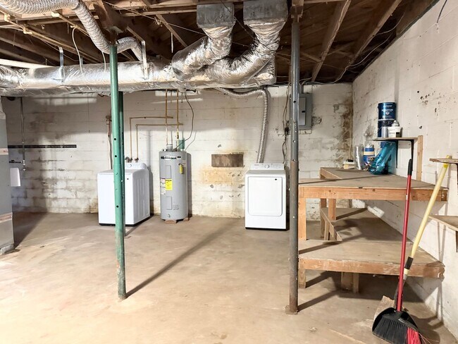 Building Photo - Beautiful Brick Home in Prime Hickory Location – Spacious Layout & Hardwood Floors!