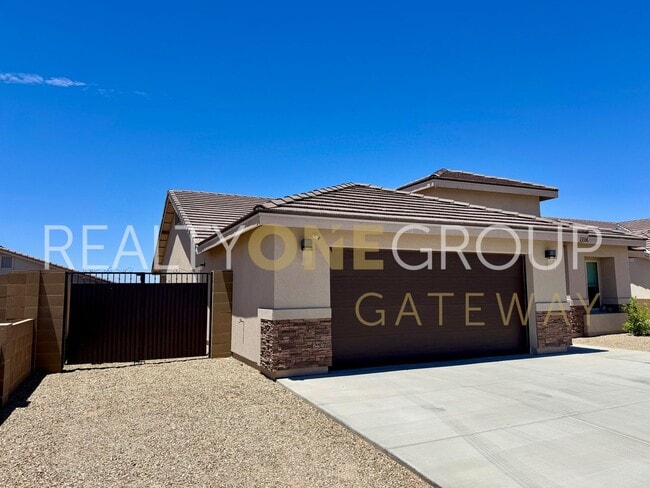 Building Photo - Enjoy those Arizona Sunset in this Three Bedroom Two Bath Home full of upgrades !!
