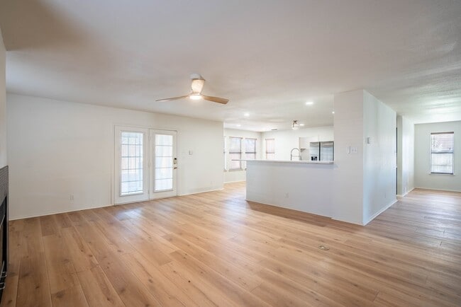 Building Photo - 8121 San Antonio St