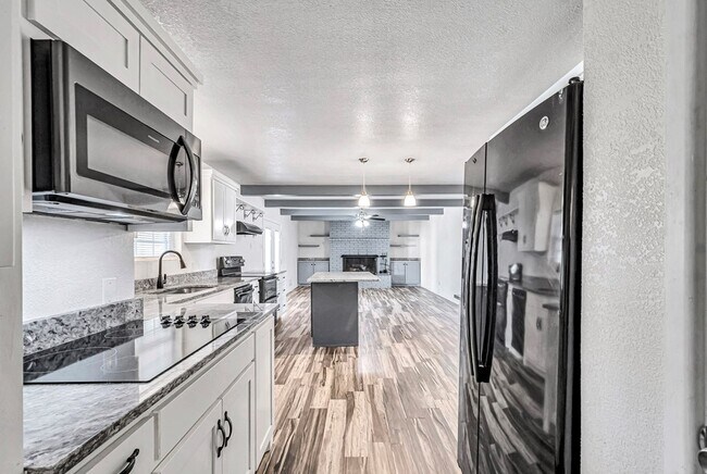 Building Photo - 1300 Bonham Ave