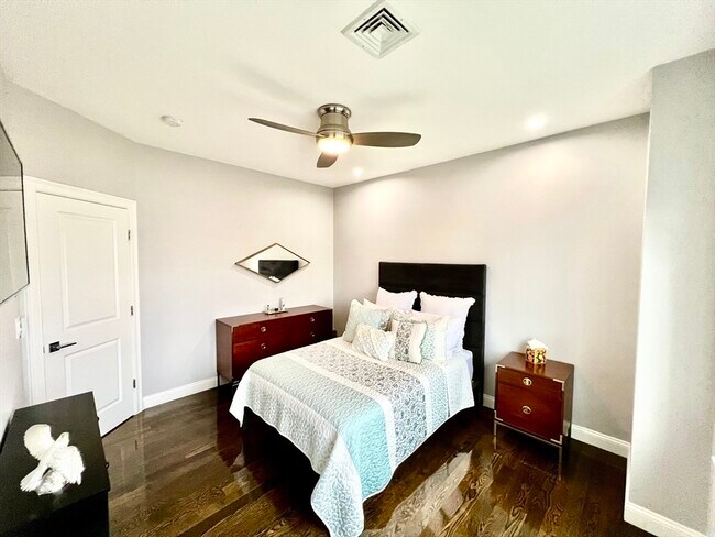 Building Photo - 259 Oakwood Ave
