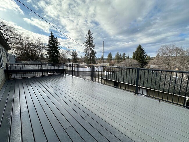 Building Photo - Spacious Northside 4-Bed, 2-Bath Ranch with Hardwood Floors