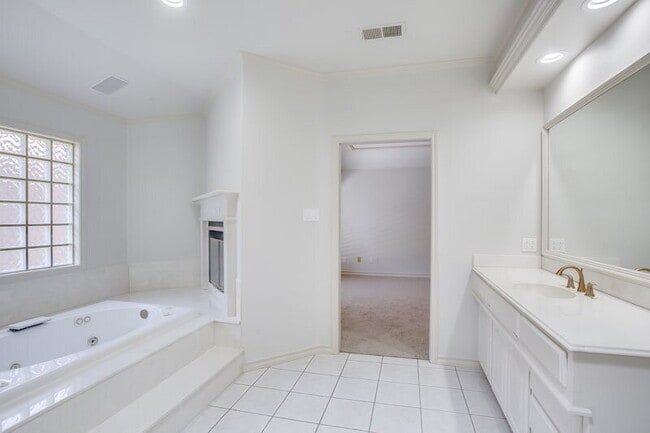 Building Photo - Over the top garden home - Half off the fi...