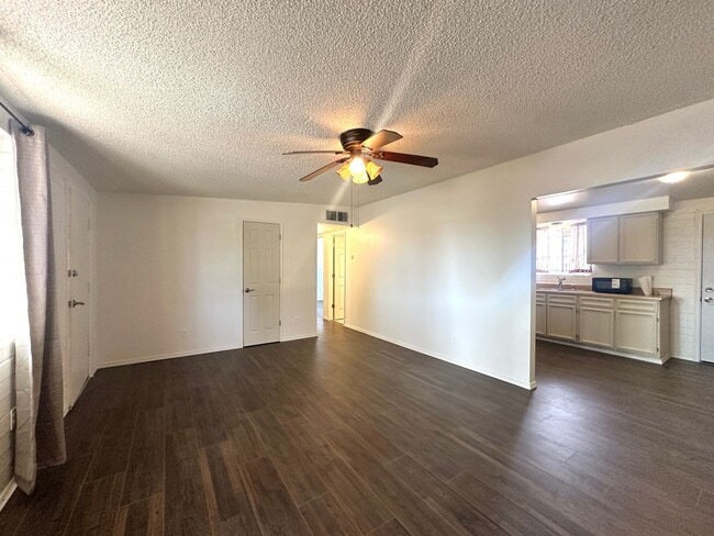 Building Photo - 2 Bedroom Renovate House! Large Yard and C...