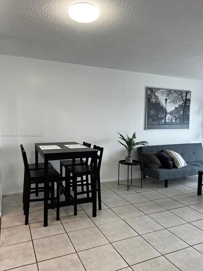 Building Photo - 4164 Inverrary Dr