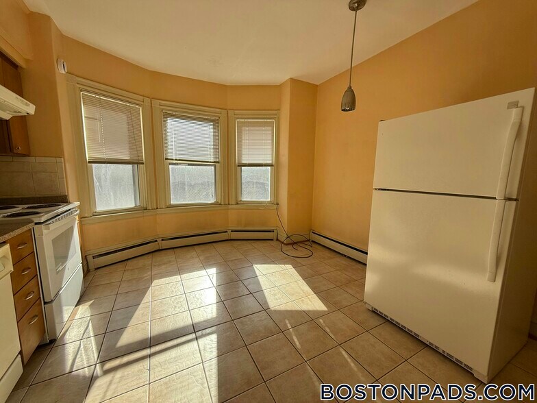 Building Photo - 16 Winchester St