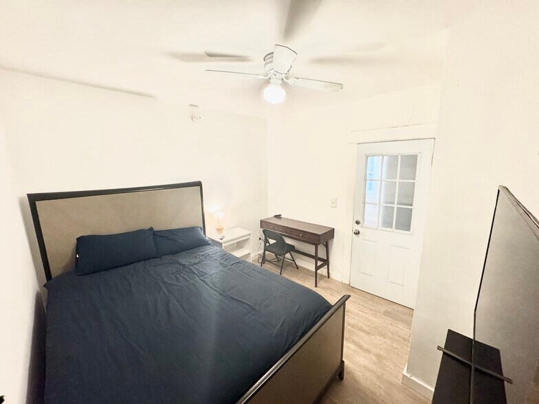 Building Photo - 1110 N Sweetzer Ave