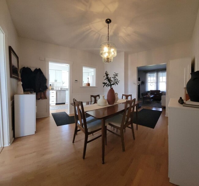 Building Photo - 3-bedroom, 1-bathroom home located on the picturesque Neville Island, PA.