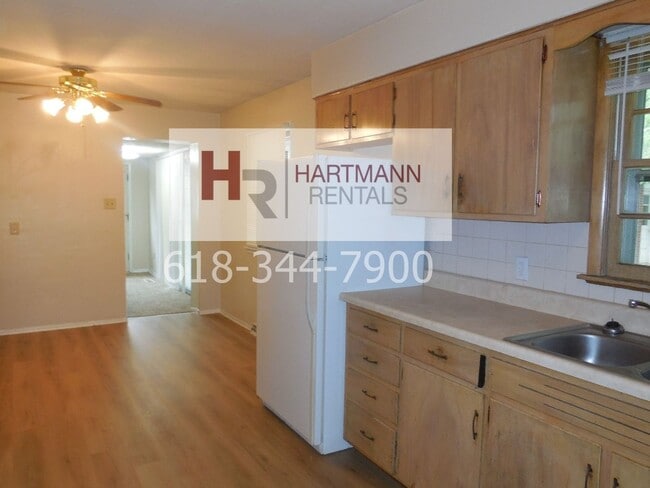 Building Photo - Three Bedroom 2 Bath Brick Home with 2 Car Garage!!