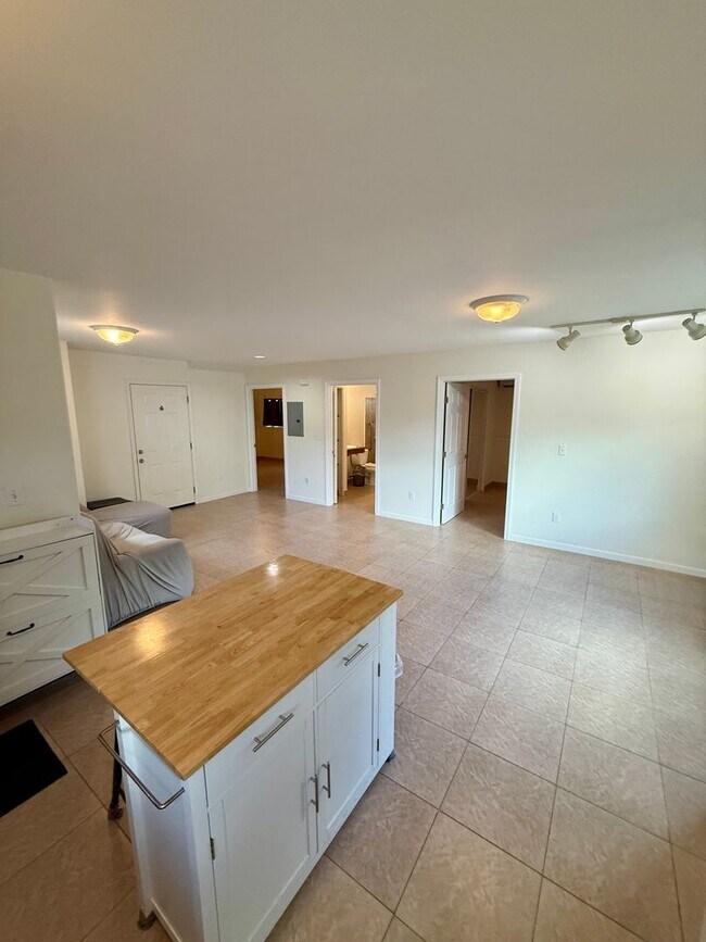 Building Photo - UTILITIES INCLUDED! 2 Bedroom 1 Bath with 2 Parking Downstairs House