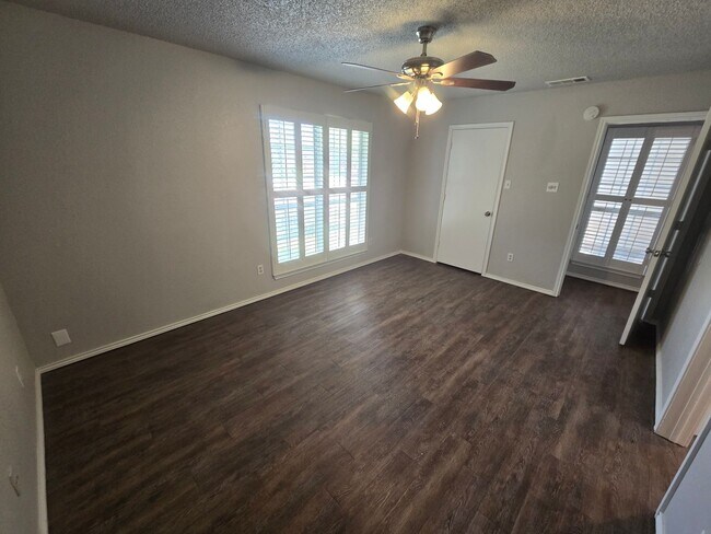 Building Photo - Awesome 2-Story 2/2/2 Townhouse in Southwe...