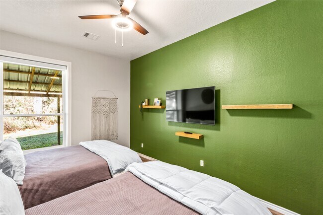 Building Photo - 25400 Pine Ridge Rd