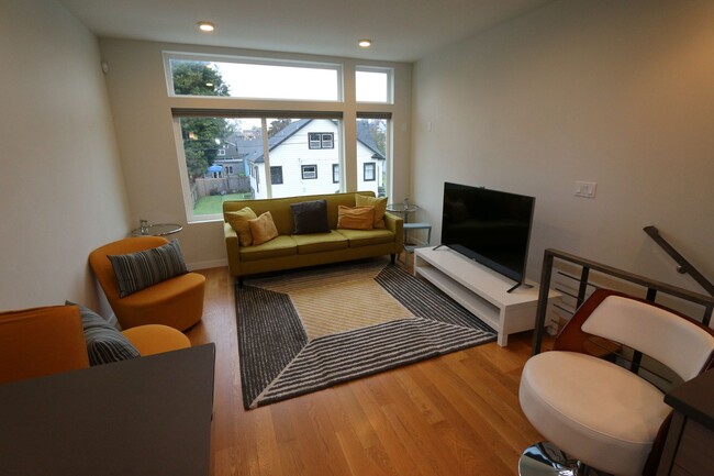 Building Photo - Ballard Townhome, 2 bed/2.5 bath, Roof Top...