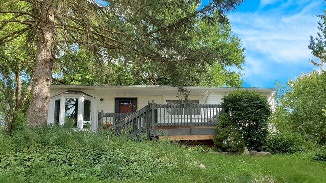 Primary Photo - Three Bedroom Home for Rent on the Northsi...