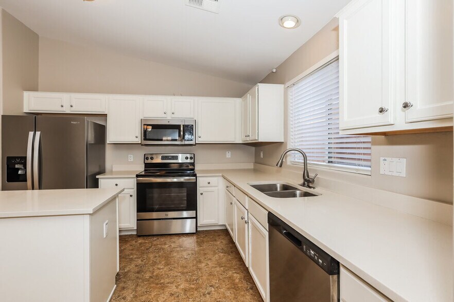 Building Photo - 3312 W Five Mile Peak Dr