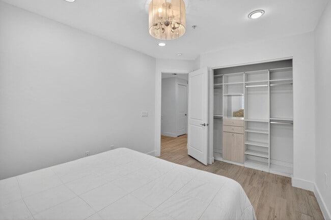 Building Photo - 508 N Birch Rd