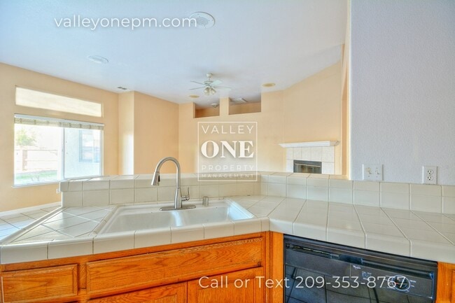 Building Photo - Charming 4 bedroom, 2 bath single story ho...