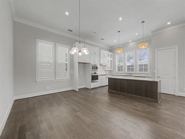 Building Photo - 704 18th St