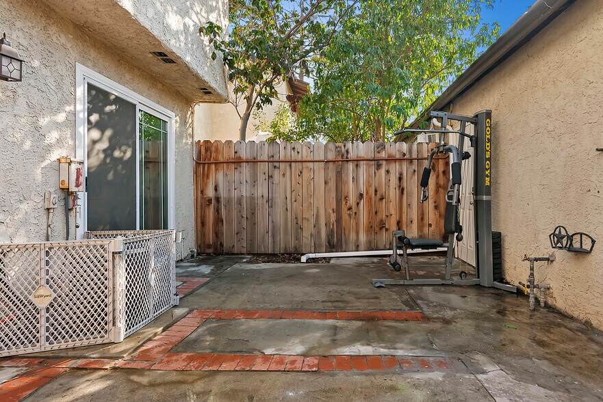Building Photo - 8707 Cedros Ave