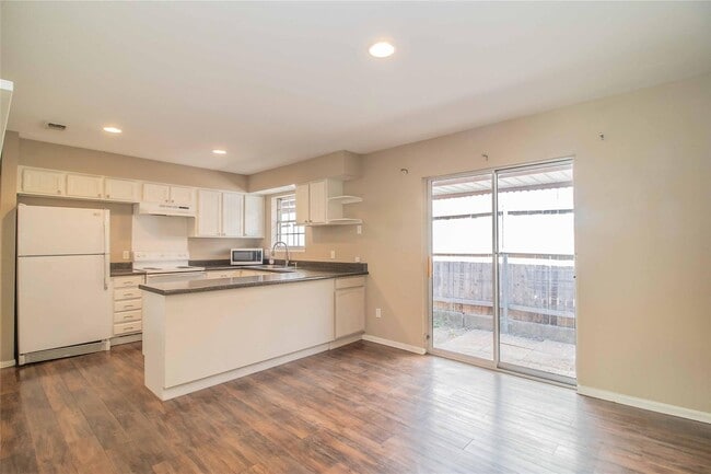 Building Photo - Amazing 2 Bed, 1.5 Bath- Half of Duplex Av...