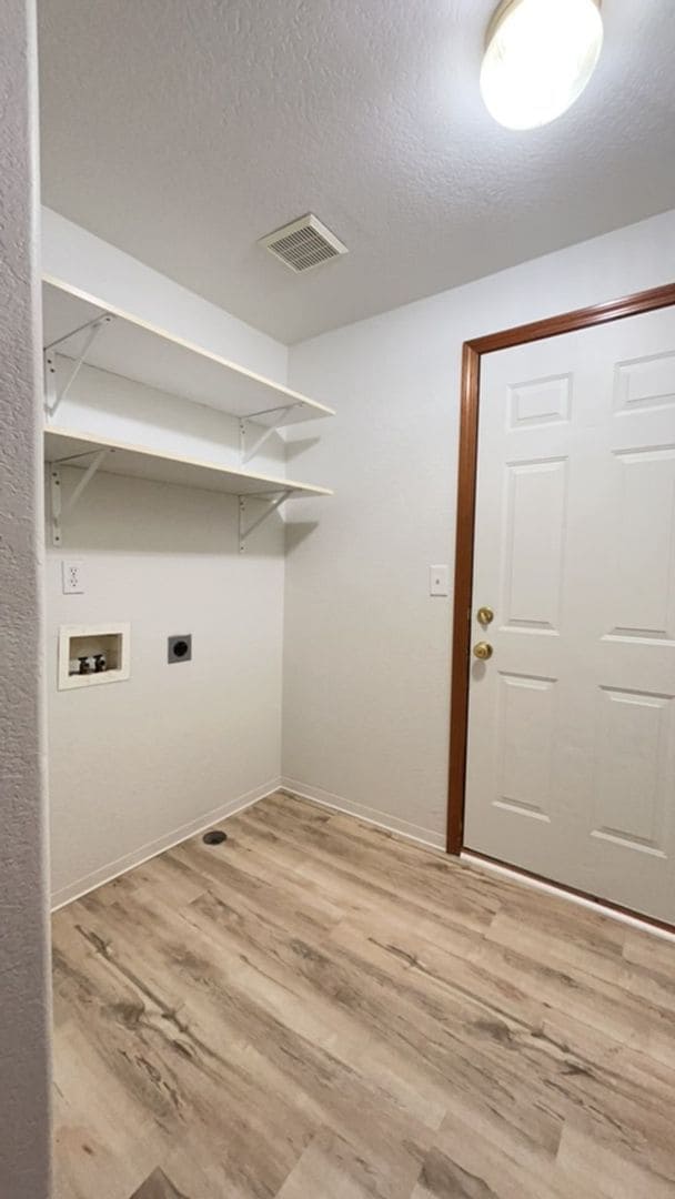 Building Photo - 3 Bedroom 2 bath house