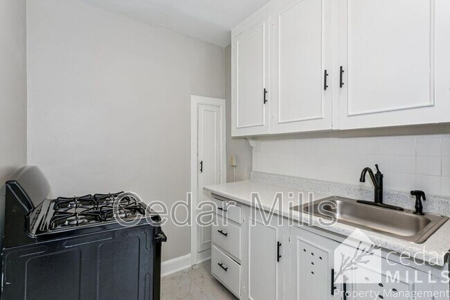 Building Photo - 405 N Hillside St