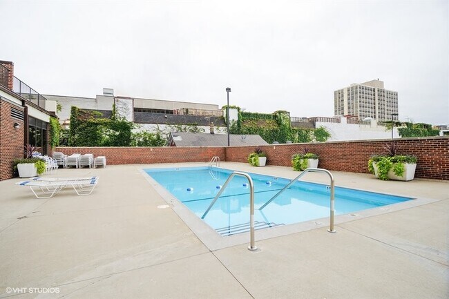 Building Photo - 1636 N Wells St