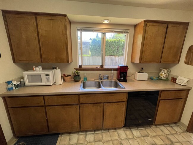Building Photo - Lovely 3bed/2bath Ranch style home with HUGE private yard in a peaceful cul-de-sac!