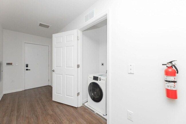 Building Photo - 162-170 S Orange Ave
