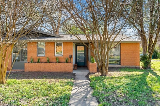 Building Photo - 1501 Westmoor Dr