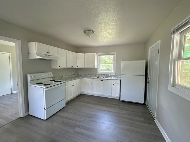 Building Photo - 803 Lausanne Dr