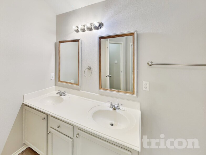 Building Photo - 1643 Hillside Dr