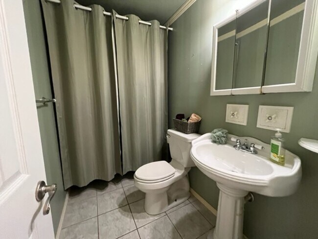 Building Photo - 107 NE 6th St