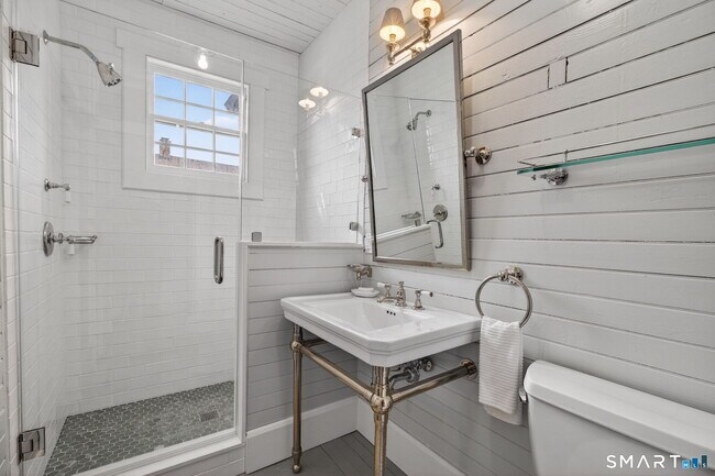 Building Photo - 28 Fenwick Ave