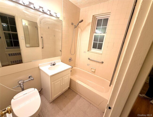 Building Photo - 140-18 Burden Crescent