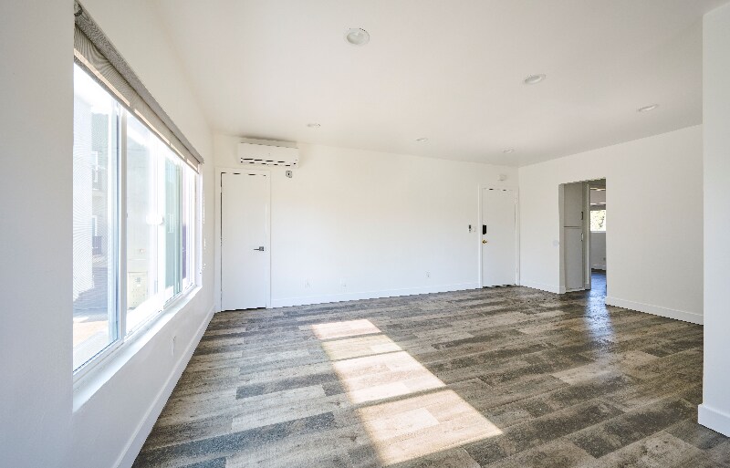 Building Photo - 1333 W 36th Pl