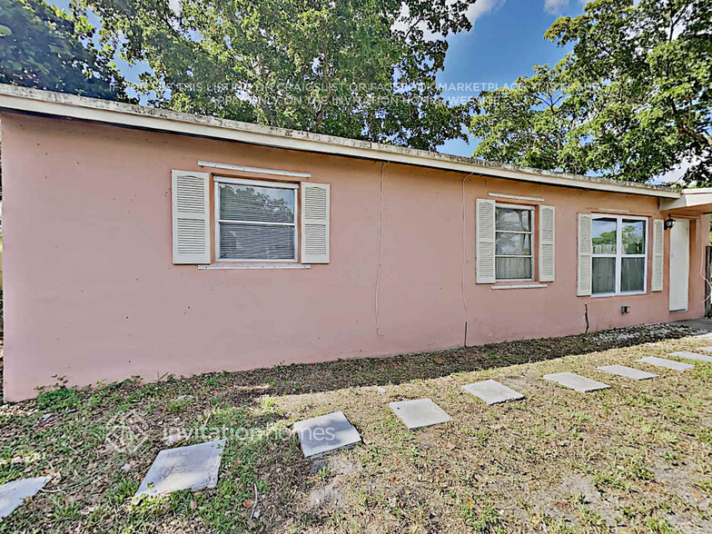 Building Photo - 1410 N 70th Terrace