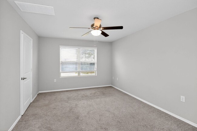 Building Photo - Spacious 3 Bed / 2 Bath w/ Large Kitchen & Natural Light