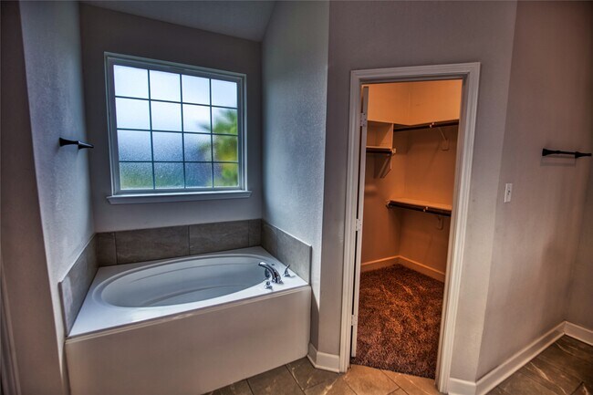 Building Photo - 912 Farm Path