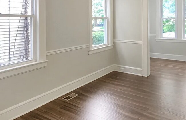 Building Photo - 137 Willowdale Ave